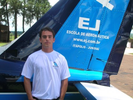 Nome:Daniel Boff de Abreu.<br> Naturalidade:Caxias do Sul/RS. <br>Habilitações: PC/IFR/MULTI/INVA. <br> Formação:Bacharel em Ciências Aeronáuticas /          Piloto Comercial / Universidade PUC-RS