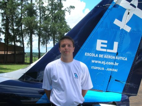 Nome:Anthony Karel Van Laer.<br> Naturalidade:São Paulo/SP. <br>Habilitações: PC /IFR/MULTI. <br> Formação:Bacharel em Ciências Aeronáuticas / Piloto Comercial /       Universidade PUC-RS