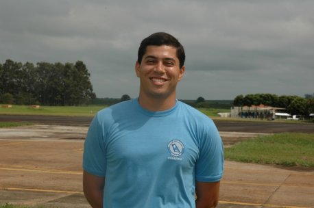 Nome:Bruno Resende Pettinari.<br> Naturalidade:São Paulo/SP. <br>Habilitações: PC/IFR/MLTE/INVA. <br>
Formação:Bacharel em Ciências Aeronáuticas / Piloto Comercial / Universidade PUC-RS