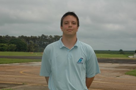 Nome:Anthony Karel Van laer.<br> Naturalidade:São Paulo/SP. <br>Habilitações: PC/IFR/MLTE. <br> Formação:Bacharel em Ciências Aeronáuticas / Piloto Comercial / Universidade PUC-RS