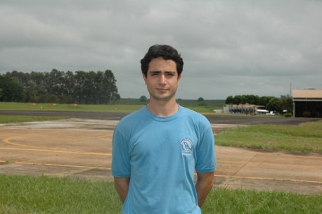 Nome:Adriano Saporitti Pimentel.<br> Naturalidade:Curitiba/PR. <br>Habilitações: PC/IFR/MLTE/INVA. <br> Formação:Bacharel em Ciências Aeronáuticas / Piloto Comercial / Universidade Tuiuti-PR