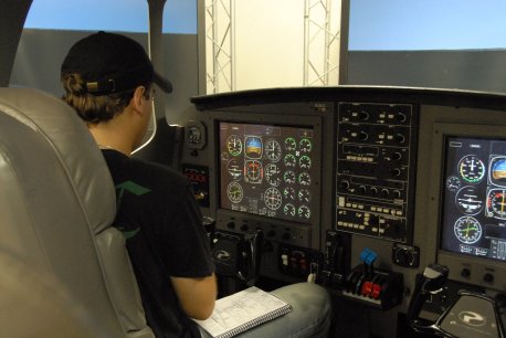 Piloto Rubens durante um vôo de instrução.