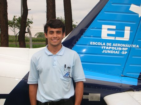 Bruno Ferro Veronese<br>
23 anos<br>
Habilitações: PC/MNTE/IFR/INVA<br>
Formação Acadêmica: Ciências Aeronáuticas<br>
Naturalidade: Rio de Janeiro/RJ