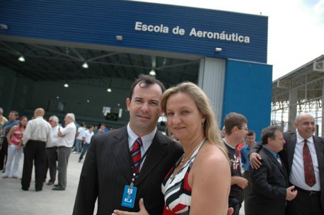 Josué e Vera em frente ao hangar