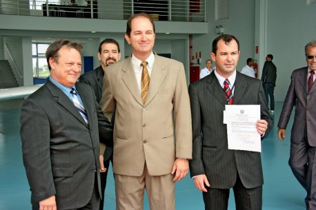 Josué e Edmir recebem a certficação da escola das mãos do Cel Vanderlei. 