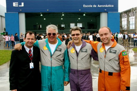 Josué recebe os pilotos integrantes da esquadrilha OI. Cmte Carlos Edo e Cmte Hernani.