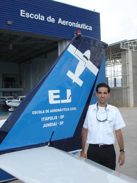 Felipe Moreira De Raphael. 25 anos.<br>
Formação: Aviação Civil - Anhembi Morumbi<br>
PC/MLTE/IFR