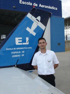 Alexandre Medeiros Gandini. 24 anos.<br>
Formação: Aviação Civil - Anhembi Morumbi<br>
PC/MNTE/IFR INVA