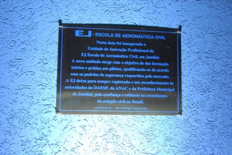 Placa da inauguração da escola.