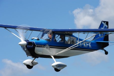 Aluno e instrutor em treinamento na aeronave Citabria.