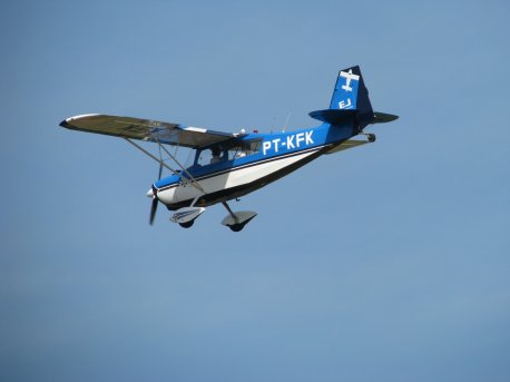 Alunos em instrução na aeronave Citabria.