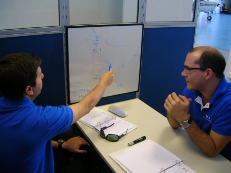 Aluno e instrutor durante debriefing.