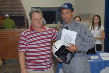 Cmte Edmir entregou diploma ao formando Elson (Dengue).