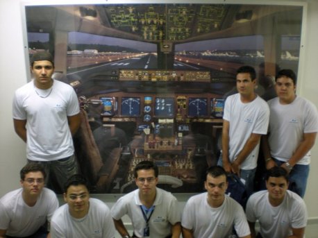 Turma de PP (Piloto Privado) em frente ao painel do Triplo Seven(Boeing - 777).