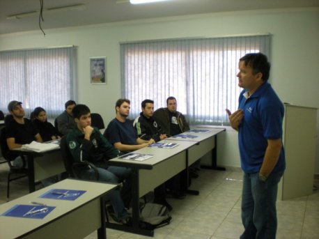 A palestra foi por conta do Professor Marcelo Descher, formado em Engenharia Agrícola pela UFRGS (Universidade Federal do Rio Grande do Sul).