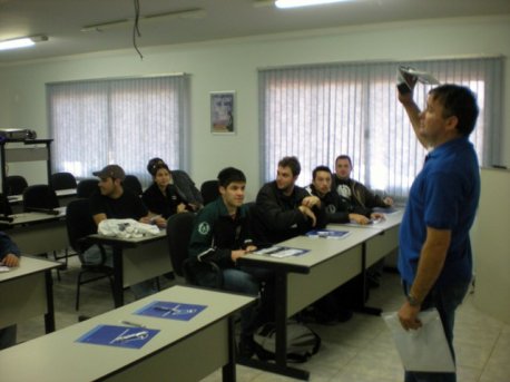 Os alunos receberam diversos brindes da EJ.