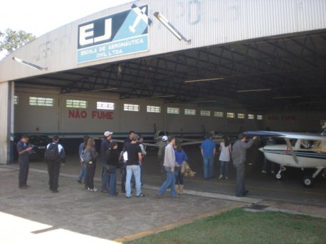 Alunos chegando ao Hangar II, local onde foi realizada a palestra.