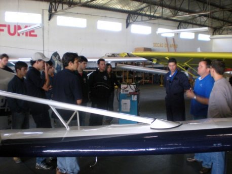 Professor Marcelo Descher e o instrutor de vôo agrícola José Gabriel Censoni ensinam sobre as aeronaves utilizadas em aviação agrícola.