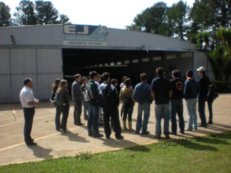 Alunos visitam o Hangar I, o hangar da manutenção.