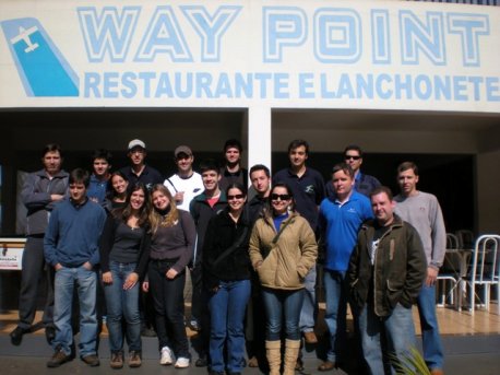 Galera reunida no restaurante Way Point.