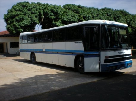 Ônibus que conduziu os alunos e professores de Botucatu a Itápolis.