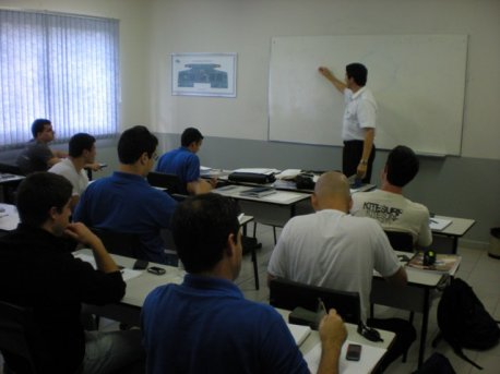 Stellato ministrando aula de navegaçào aérea para a turma de PC (Piloto Comercial) intensivo.