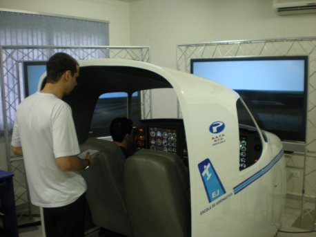 Leonel dando instrução no Simulador de vôo MFD X-Plane.