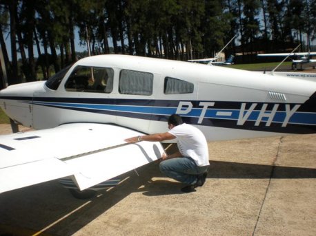 Depois do briefing o aluno faz a inspeção pré vôo.