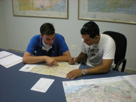 O aluno deve se apresentar ao vôo sessenta minutos antes da hora marcada para que o instrutor (Caspani) realize o briefing com o mesmo (Perusso).