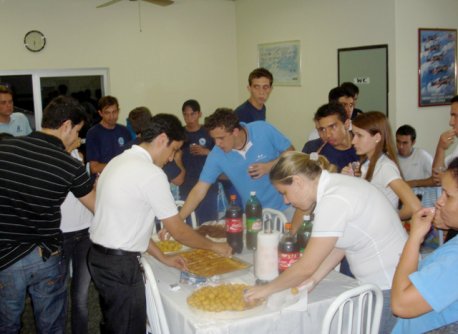 Salgadinhos e refrigerante na despedida.