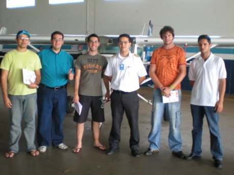 Turma reunida no Hangar de aeronaves para a aula de campo.