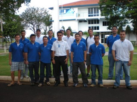 Turma do curso Piloto Comercial reunida em frente da escola.