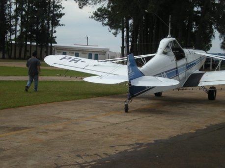 Checador Mateus acompanha ao lado da aeronave.