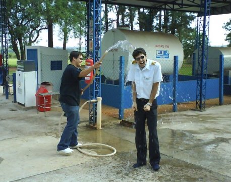 Tradicional banho de água fria.