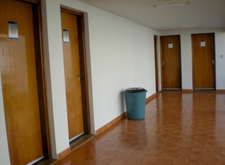 <b>Alojamento</b><br>Com a disponibilidade de alojamento os alunos não se preocupam em ter um gasto muito alto com hotel ou aluguel de uma casa, já que maioria fica na escola apenas o tempo necessário para a conclusão de seu curso. Cada quarto conta com seis camas, televisão, ar-condicionado, banheiro e ainda uma cozinha comunitária.