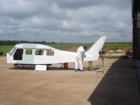 O avião Skybull é todo artesanal, composto de fibra de vidro e vibra de carbono.