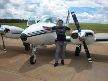 Straub ao lado da aeronave Baron, PR-VLB em São Manuel.