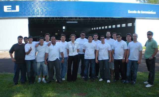 Alunos e instrutora em frente ao hangar da EJ.