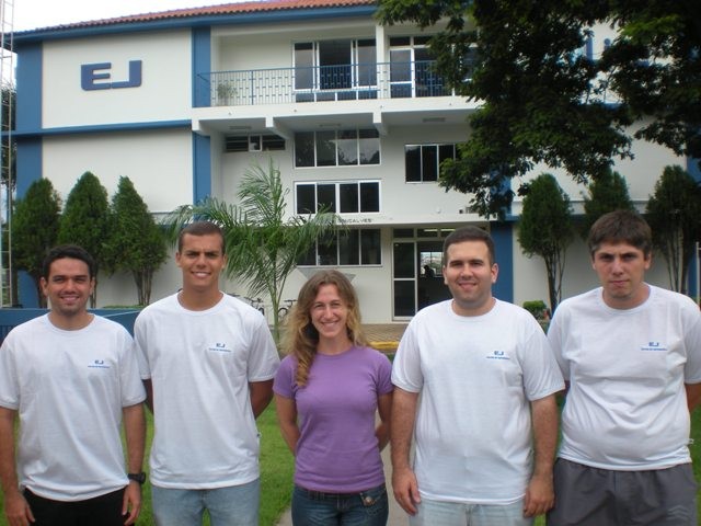 Professora Ana Paula e alunos em frente ao prédio da EJ.