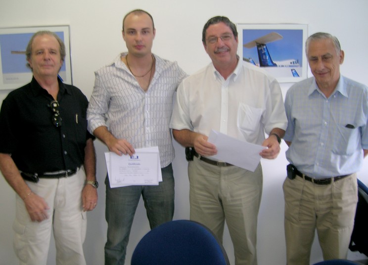 Comandantes entregam certificado ao aluno Estevam Trovato Castorino.