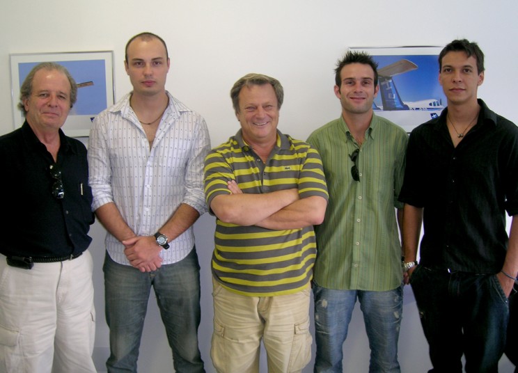 Formandos e o Cmte Edmir Gonçalves, Diretor da Escola.