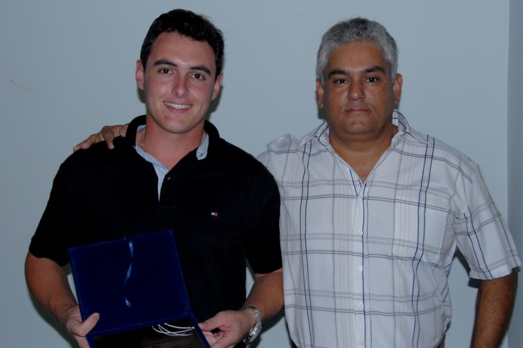 Comandante Luiz Almeida, Coordenador Prático da EJ, entrega placa de agradecimento ao ex-instrutor Abdalla.