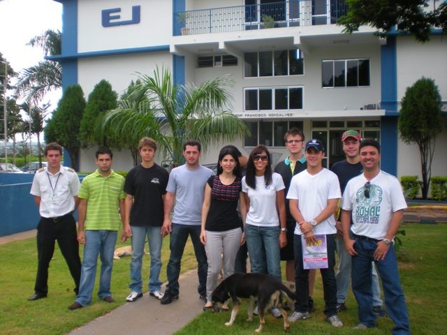 Turma do Curso de Piloto Privado em frente o prédio da EJ.