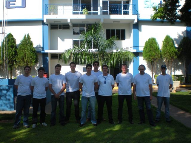 Turma reunida em frente ao prédio da EJ.