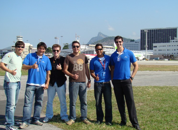 No aeroporto Santos Dumont, os aeronavegantes encontram o Instrutor Choei, com o aluno Diogo Torres.