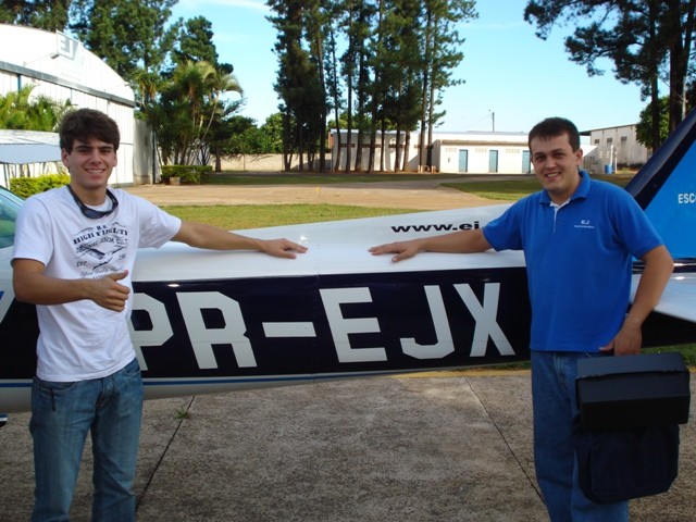 O aluno Luiz e o instrutor Jonatas, ao lado da aeronave PR - EJX. 