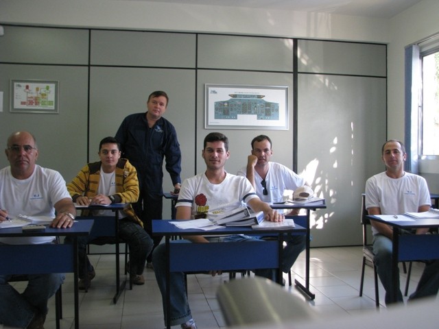 Alunos na sala de aula, ao fundo Prof. Marcelo.