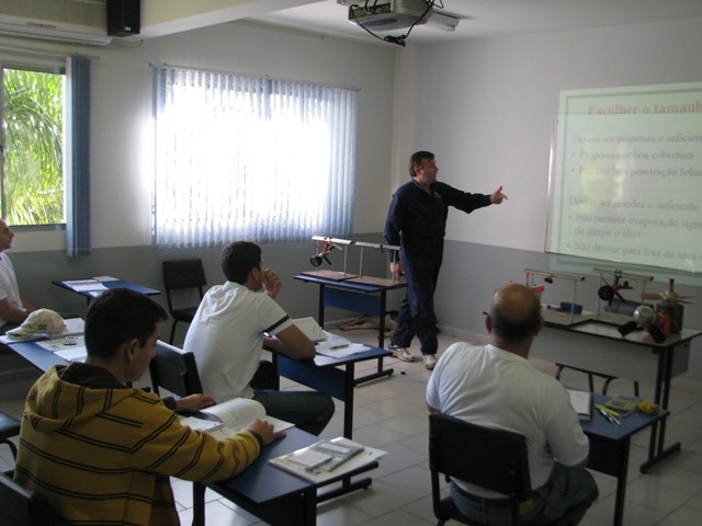 Prof. Marcelo ministrando aula.