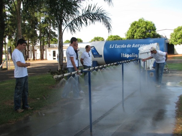 Alunos participam de aula prática de calibração.