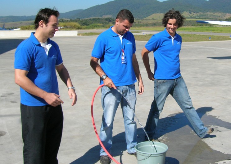 Instrutor prepara o banho de solo.